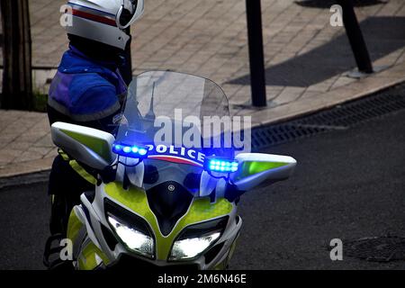 Marseille, France. 30th décembre 2022. Policier sur garde pendant la manifestation. La communauté kurde de Marseille montre après les tirs tirés près d'un centre culturel kurde de Paris sur 23 décembre 2022 qui a fait 6 victimes dont 3 morts. (Image de crédit : © Gerard Bottino/SOPA Images via ZUMA Press Wire) Banque D'Images