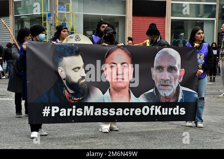 Marseille, France. 30th décembre 2022. Les manifestants kurdes tiennent une bannière pendant la manifestation. La communauté kurde de Marseille montre après les tirs tirés près d'un centre culturel kurde de Paris sur 23 décembre 2022 qui a fait 6 victimes dont 3 morts. (Photo de Gerard Bottino/SOPA Images/Sipa USA) crédit: SIPA USA/Alay Live News Banque D'Images