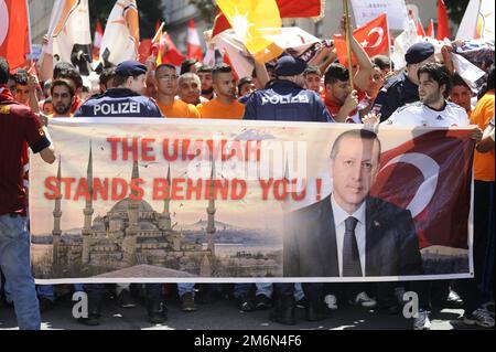 Vienne, Autriche. 23 juin 2013. Selon les autorités, plus de 8 000 personnes ont manifesté dimanche à Vienne pour le Premier ministre turc Recep Tayyip Erdogan Banque D'Images