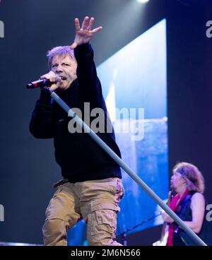 Iron Maiden en concert à Het Gelredome Arnhem Holland.The Book of Souls Tour 2016. Le chanteur principal Bruce Dickinson joue, vvbvanbree fotografie. Banque D'Images