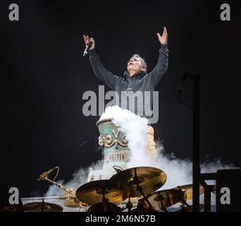 Iron Maiden en concert à Het Gelredome Arnhem Holland.The Book of Souls Tour 2016. Bruce Dickinson est en train de jouer, vbvanbree fotografie. Banque D'Images