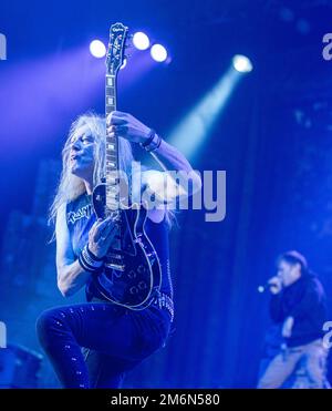 Iron Maiden en concert à Het Gelredome Arnhem Holland. La Tour du Livre des âmes 2016. Le Gitariste Janick Gers se produit, vvbvanbree fotografie. Banque D'Images