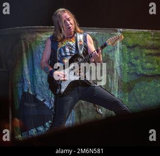 Iron Maiden en concert à Het Gelredome Arnhem Holland.The Book of Souls Tour 2016. Le Gitariste Dave Murray est en train de jouer, vvbvanbree fotografie. Banque D'Images