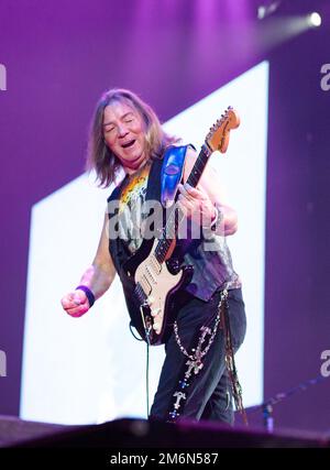 Iron Maiden en concert à Het Gelredome Arnhem Holland.The Book of Souls Tour 2016. Le Gitariste Dave Murray est en train de jouer, vvbvanbree fotografie. Banque D'Images