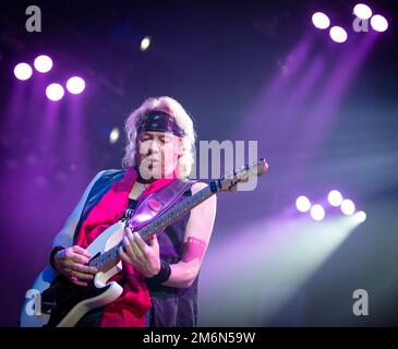 Iron Maiden en concert. Le groupe de Britsh Heavy Metal se produit à Het Gelredome Arnhem Holland. 2016. Adrian Smith est en train de jouer. fotogr vvbvanbree Banque D'Images