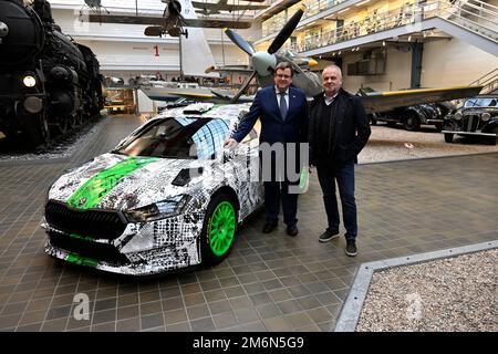 Les représentants de Skoda Auto ont remis la voiture de rallye Fabia RS Rally2 à la collection du Musée technique national (NTM), à 5 janvier 2023, à Prague, en République tchèque. Sur la photo sont vus (G-D) directeur du musée Karel Ksandr et chef de la Skoda Motorsport Michal Hrabanek. (CTK photo/Katerina Sulova) Banque D'Images