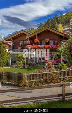 Chalet alpin traditionnel en bois avec fleurs Banque D'Images