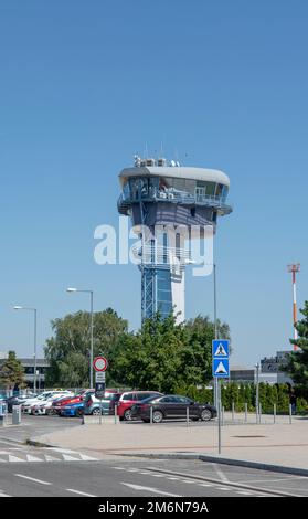 Bratislava, Slovaquie - 4 août 2022 : tour de contrôle de la circulation aérienne de l'aéroport de Bratislava en été. Banque D'Images