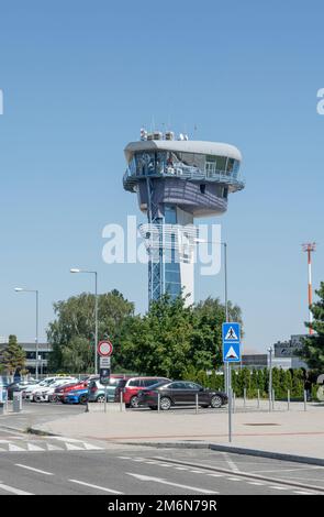 Bratislava, Slovaquie - 4 août 2022 : tour de contrôle de la circulation aérienne de l'aéroport de Bratislava en été. Banque D'Images