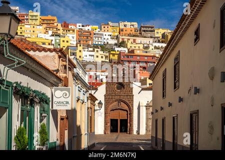 Stadttansicht mit bunten Häusern und der Kirche Mariä Himmelfahrt oder Nuestra Senora de Asunción in der Inselhauptstadt San Sebastian de la Gomera, Banque D'Images