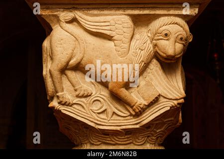 Lion ailé, symbole de Saint-Marc, détail de la capitale dans la crypte représentant les quatre évangélistes (fin du 11th siècle) - Cathédrale de Modène, Italie Banque D'Images