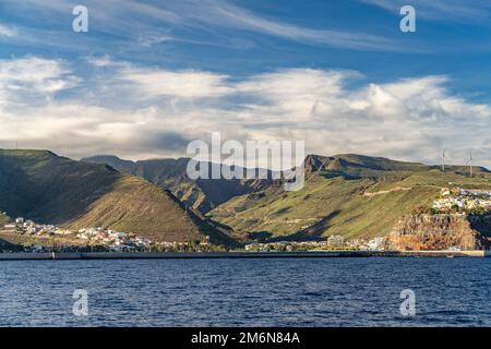 Blick vom Meer auf la Gomera mit der Hauptstadt San Sebastián de la Gomera, la Gomera, Kanarische Inseln, Espagnol | vue de l'océan à la Gomera Banque D'Images