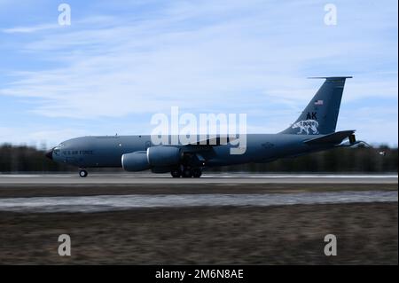 A ÉTATS-UNIS Force aérienne KC-135 Stratotanker affecté aux terrains de l'escadre de ravitaillement aérien de 168th sur la piste de la base aérienne d'Eielson, Alaska, pendant le DRAPEAU ROUGE Alaska 22-1, 2 mai 2022. Cet exercice renforce l’engagement continu des États-Unis à l’égard de la région en tant que nation, chef de file et puissance du Pacifique. Banque D'Images