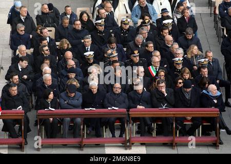 Rome, . 05th janvier 2023. Rome, Italie 05.01.2023: Pape François à Saint La basilique Saint-Pierre au Vatican célèbre la messe pour les funérailles du pape émérite Benoît XVI, Joseph Ratzinger, mort sur 31 décembre 2022 à l'âge de 95 ans. Le pape Benoît XVI a été souverain pontife de 2005 à 2013 lorsqu'il a démissionné de son poste. Crédit : Agence photo indépendante/Alamy Live News Banque D'Images