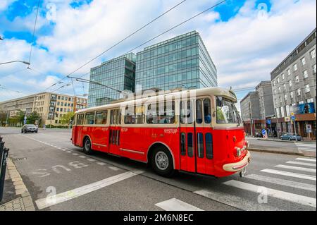 Bratislava, Slovaquie. Tramway rouge et blanc rétro dans la rue de Bratislava. Banque D'Images