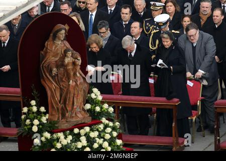 Rome, . 05th janvier 2023. Rome, Italie 05.01.2023: Pape François à Saint La basilique Saint-Pierre au Vatican célèbre la messe pour les funérailles du pape émérite Benoît XVI, Joseph Ratzinger, mort sur 31 décembre 2022 à l'âge de 95 ans. Le pape Benoît XVI a été souverain pontife de 2005 à 2013 lorsqu'il a démissionné de son poste. Crédit : Agence photo indépendante/Alamy Live News Banque D'Images