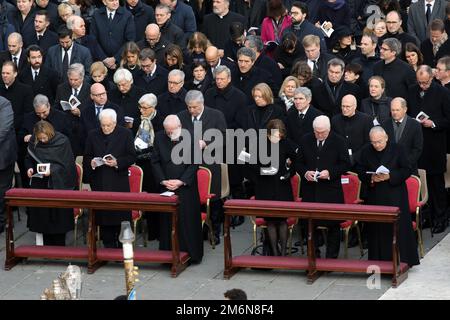 Rome, . 05th janvier 2023. Rome, Italie 05.01.2023: Pape François à Saint La basilique Saint-Pierre au Vatican célèbre la messe pour les funérailles du pape émérite Benoît XVI, Joseph Ratzinger, mort sur 31 décembre 2022 à l'âge de 95 ans. Le pape Benoît XVI a été souverain pontife de 2005 à 2013 lorsqu'il a démissionné de son poste. Crédit : Agence photo indépendante/Alamy Live News Banque D'Images