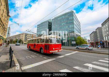 Bratislava, Slovaquie. Tramway rouge et blanc rétro dans la rue de Bratislava. Banque D'Images