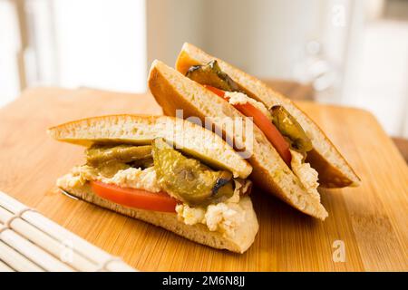 Dorayaki avec légumes. Dorayaki se compose de deux gâteaux ronds remplis d'anko, qui est une pâte de haricots faite avec une variante de haricots azuki. Banque D'Images