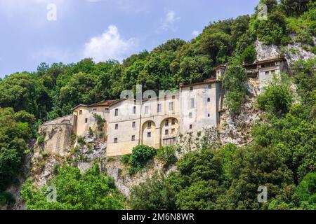 Santuario di Greccio, Italie, érigé par St. François. Dans ce monastère, le Saint a donné naissance à la première scène de la nativité de Noël Banque D'Images