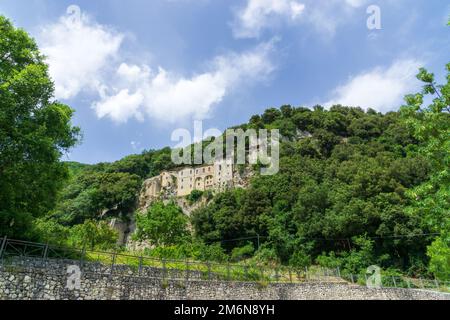 Santuario di Greccio, Italie, érigé par St. François. Dans ce monastère, le Saint a donné naissance à la première scène de la nativité de Noël Banque D'Images