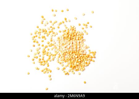 Des impulsions de chana brutes dispersées sur fond blanc Banque D'Images