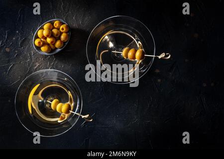 Martini, deux verres aux olives épicées. Boissons alcoolisées froides, prises d'en haut Banque D'Images