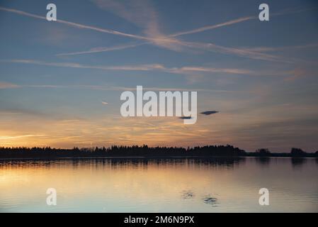 Coucher de soleil en hiver au Lechstaustufe 23 près de Mering, Swabia, Bavière, Allemagne, Europe Banque D'Images