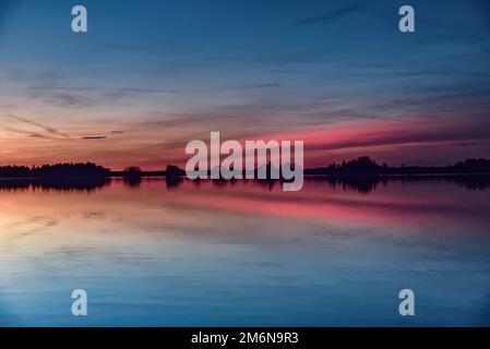 Coucher de soleil en hiver au Lechstaustufe 23 près de Mering, Swabia, Bavière, Allemagne, Europe Banque D'Images