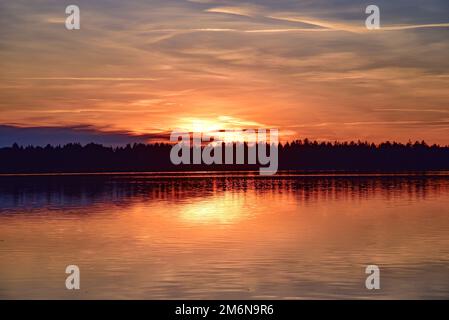 Coucher de soleil en hiver au Lechstaustufe 23 près de Mering, Swabia, Bavière, Allemagne, Europe Banque D'Images