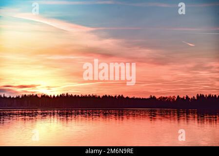 Coucher de soleil en hiver au Lechstaustufe 23 près de Mering, Swabia, Bavière, Allemagne, Europe Banque D'Images