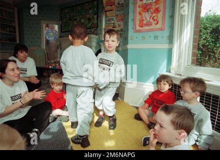 Enfants et travailleurs de pépinière à Highgate nursery, nord de Londres, Angleterre, Royaume-Uni Banque D'Images