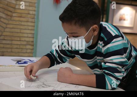 (230105) -- TÉHÉRAN, le 5 janvier 2023 (Xinhua) -- un enfant iranien peint lors de l'exposition de travail du premier concours de peinture sur le thème de la Chine pour les enfants et les adolescents iraniens à Téhéran, Iran, le 4 janvier 2023. POUR ALLER AVEC "Feature: Les jeunes iraniens en savoir plus sur la Chine par le dessin" (Xinhua/Gao Wencheng) Banque D'Images