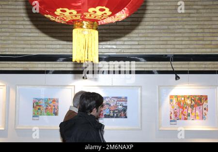 (230105) -- TÉHÉRAN, le 5 janvier 2023 (Xinhua) -- les Iraniens visitent l'exposition de travail du premier concours de peinture sur le thème de la Chine pour les enfants et les adolescents iraniens à Téhéran, en Iran, le 4 janvier 2023. POUR ALLER AVEC "Feature: Les jeunes iraniens en savoir plus sur la Chine par le dessin" (Xinhua/Gao Wencheng) Banque D'Images