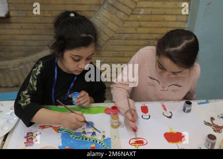 (230105) -- TÉHÉRAN, le 5 janvier 2023 (Xinhua) -- peinture des enfants iraniens lors de l'exposition de travail du premier concours de peinture sur le thème de la Chine pour les enfants et les adolescents iraniens à Téhéran, Iran, le 4 janvier 2023. POUR ALLER AVEC "Feature: Les jeunes iraniens en savoir plus sur la Chine par le dessin" (Xinhua/Gao Wencheng) Banque D'Images