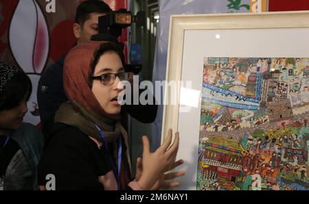 (230105) -- TÉHÉRAN, le 5 janvier 2023 (Xinhua) -- Un lauréat du premier concours de peinture sur le thème de la Chine pour enfants et adolescents iraniens parle à côté de sa peinture à Téhéran, Iran, le 4 janvier 2023. POUR ALLER AVEC "Feature: Les jeunes iraniens en savoir plus sur la Chine par le dessin" (Xinhua/Gao Wencheng) Banque D'Images