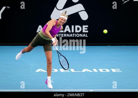 Adélaïde, Australie, 5 janvier 2023. Victoria Azarenka, de Biélorussie, sert le ballon lors du match international de tennis d'Adélaïde entre Victoria Azarenka, de Biélorussie, et Qinwen Zheng, de Chine, à Memorial Drive sur 05 janvier 2023, à Adélaïde, en Australie. Crédit : Peter Mundy/Speed Media/Alay Live News Banque D'Images