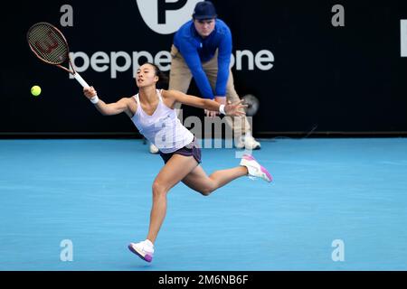 Adélaïde, Australie, 5 janvier 2023. Qinwen Zheng, de Chine, joue un rôle de premier plan lors du match international de tennis d'Adélaïde entre Victoria Azarenka, de Biélorussie, et Qinwen Zheng, de Chine, à Memorial Drive sur 05 janvier 2023, à Adélaïde, en Australie. Crédit : Peter Mundy/Speed Media/Alay Live News Banque D'Images