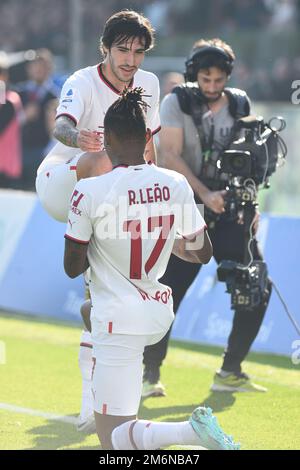 4 janvier 2023, Salerne, Italie: Rafael Leao de l'AC Milan et Sandro Tonali de l'AC Milan se réjouissent après avoir marqué un but de 0-2 pendant la série Un match entre les Etats-Unis Salerntana 1919 v AC Milan au Stadio Arechi sur 4 janvier 2023 à Salerne, italie (Credit image: © Agostino Gemito/Pacific Press via ZUMA Press Wire) Banque D'Images