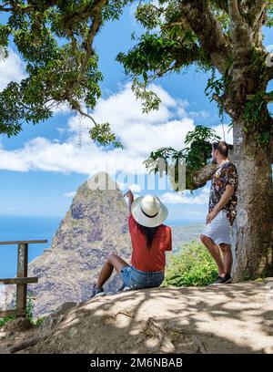 Couple de randonnée dans les Caraïbes de Sainte-Lucie, sentier de la nature dans la jungle de Sainte-Lucie énormes Pitons Banque D'Images