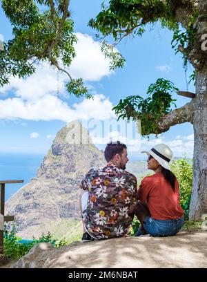 Couple de randonnée dans les Caraïbes de Sainte-Lucie, sentier de la nature dans la jungle de Sainte-Lucie énormes Pitons Banque D'Images
