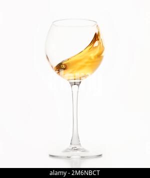 Une vague de vin blanc en diagonale, le champagne est en verre. Banque D'Images