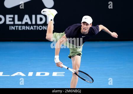 Adélaïde, Australie, 5 janvier 2023. Jannik sinner, d'Italie, sert le ballon lors du match de tennis international d'Adélaïde entre Jannik sinner, d'Italie, et Thanasi Kokkinakis, d'Australie, à Memorial Drive sur 05 janvier 2023, à Adélaïde, en Australie. Crédit : Peter Mundy/Speed Media/Alay Live News Banque D'Images