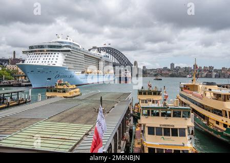 Sydney, Australie 04 janvier 2022 : le navire de croisière Royal Caribbean Ovation of the Seas au terminal passagers outre-mer de Circular Quay se prépare à la bunkering Banque D'Images