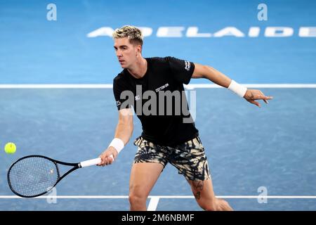 Adélaïde, Australie, 5 janvier 2023. Thanasi Kokkinakis, de l'Australie, vola le ballon lors du match de tennis international d'Adélaïde entre Jannik sinner, d'Italie, et Thanasi Kokkinakis, d'Australie, à Memorial Drive sur 05 janvier 2023, à Adélaïde, en Australie. Crédit : Peter Mundy/Speed Media/Alay Live News Banque D'Images