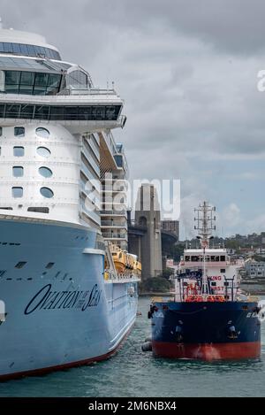 Sydney, Australie 04 janvier 2022 : le navire de croisière Royal Caribbean Ovation of the Seas au terminal passagers outre-mer de Circular Quay se prépare à la bunkering Banque D'Images