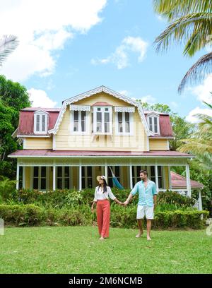 Jeune couple en vacances Sainte-Lucie, vacances de luxe Sainte-Lucie Caraïbes dans une ancienne ferme de plantation Banque D'Images