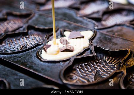 Taiyaki est un gâteau japonais en forme de poisson. La garniture la plus courante est la pâte de haricots ou le chocolat. Banque D'Images