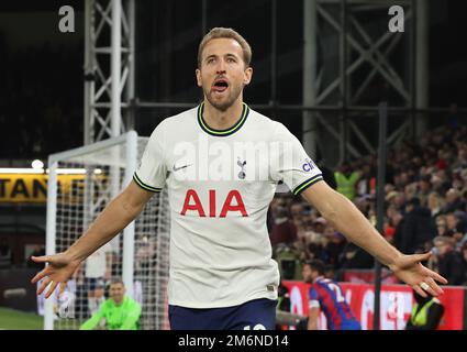 Londres ANGLETERRE - 04 janvier : Harry Kane de Tottenham Hotspur célèbre son but lors du match de football de la première ligue anglaise entre Crystal Palace agai Banque D'Images