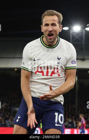 Londres ANGLETERRE - 04 janvier : Harry Kane de Tottenham Hotspur célèbre son but lors du match de football de la première ligue anglaise entre Crystal Palace agai Banque D'Images